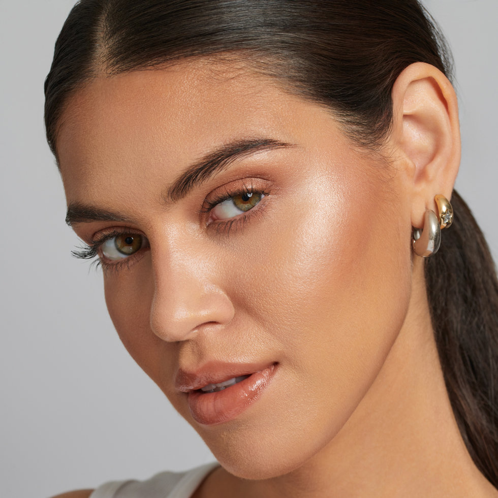 Model wearing BY TERRY Starlight Glow CC Highlighter in Golden Glow