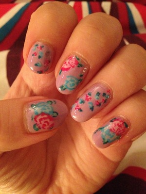 Pretty floral nail art design using pastel colours 