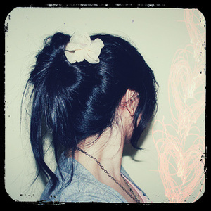 Make a regular bun and pull out random pieces. =]