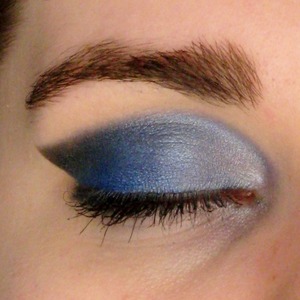 A gradient eye done with colors of the sky just before it's gets dark out.