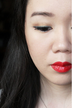 Red lips using the YSL Rouge Pur Couture Vernis À Lèvres Glossy Stain in 09 Rouge Laque

http://missmmayhem.blogspot.com/2015/06/the-red-lips.html