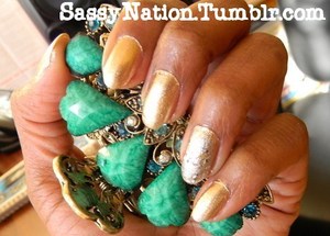 http://sassynation.tumblr.com/post/25703562966/sassy-nation-sun-and-sparkles-nail-art