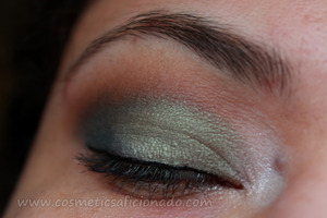 http://www.cosmeticsaficionado.com/2012/01/review-real-colors-smolder-eyes-baked.html