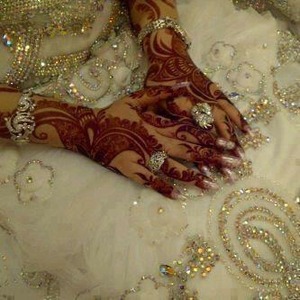 Beautiful hand with beautiful henna art<3 ^_^