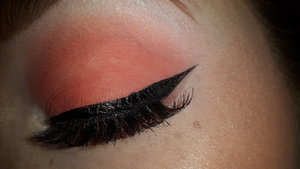 Smokey eye ;;  
@toofaced ; Sweet peach palette ; Candied peach
@katvond ; tattoo liner
@SephoraCollection ; Lashes