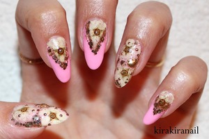 ♡ Products I used ♡
Chunky glitter nail polish: http://www.bornprettystore.com/4pcsset-shiny-shimmer-nail-polish-glitter-nail-series-p-6559.html 
"Perf" by Floss Gloss (pink) 
Sea shell studs: http://www.shopthenailroom.com/product/gold-sea-shell-studs-3-5mm 
Round studs from Jewelry- Nail (rakuten.com) 
Dried flowers: I dried them myself. You can buy similar flowers online 
Base and top coat 
