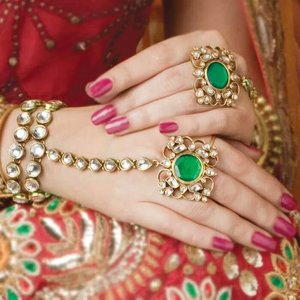 bride's nails
