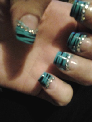 i had only put the tips with no aryclic to pratice on doing the designs..i painted them a light turquoise n did the stripes.?