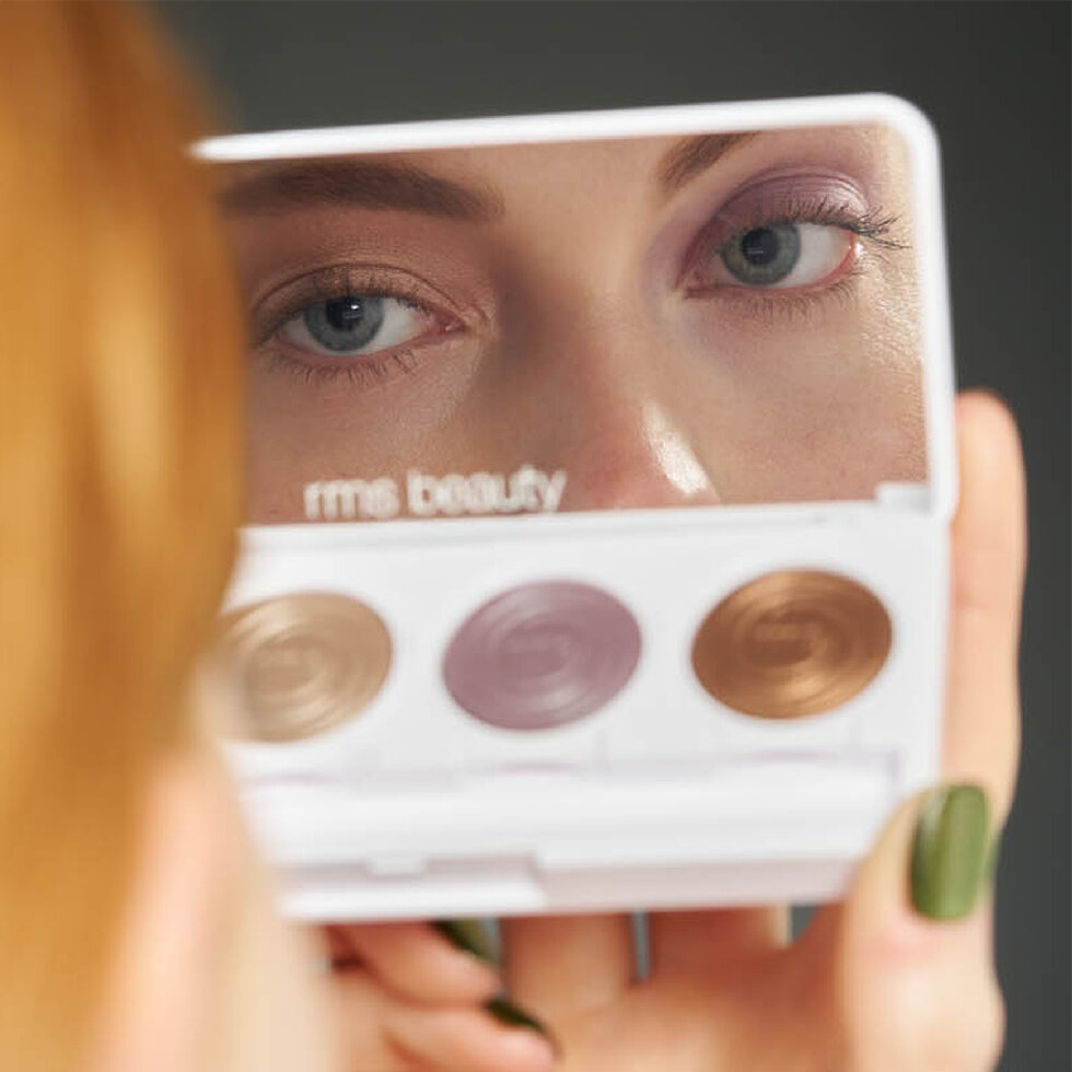 rms beauty model holding the ReDimension Hydra Eyes Quartet in Rebel Glow