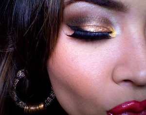 ghetto-fab
http://www.maryammaquillage.com/2011/01/bring-out-your-inner-animal-amber-cat.html