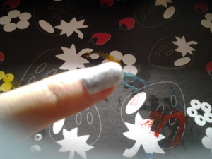 I used white nail polish by H&M and grey flocking powder!