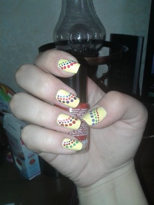 To make this manicure I used 5 colors and dots