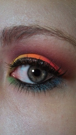 This is a re-creation of a look by xSparkage, using the Sleek Acid Palette.  This was not my own idea.