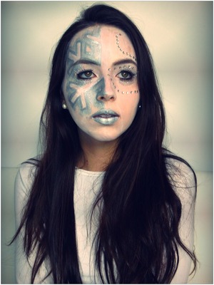 This is a creative makeup inspired in winter or a snowflake. 