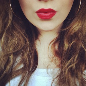 matte red lips, wavy hair, my favourite makeup look!