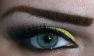 Matte yellow and brown smokey eye