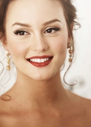 Leighton's simple look! 
Neutral eyes + flirty lashes + classic red lip! 