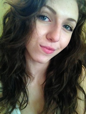 Just one of those days when i wear little makeup and my hair natural. Love my waves :)