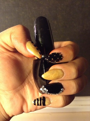 Black and gold cat nails 