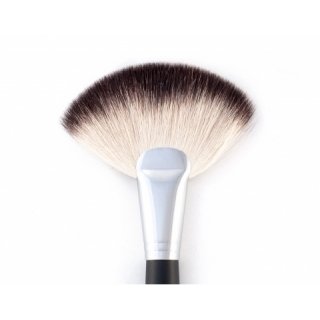 BH Cosmetics The Deluxe Fan Brush