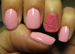 I did the really famous 'caviar' nails at least, and I like it! I have to buy some more beads... ^_^