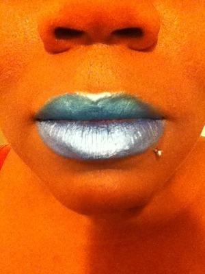 BH Cosmetic eyeshadow palette top lip: a metallic aqua color... bottom lip: a metallic blue.