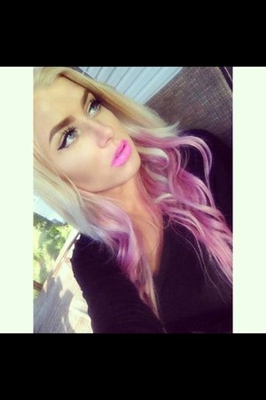 Pink lips & pink hair.
:)
Instagram & twitter: @Bry0na