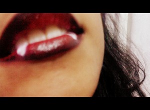 using red blak and white ..is pretty easy ! (: labios de vampiro