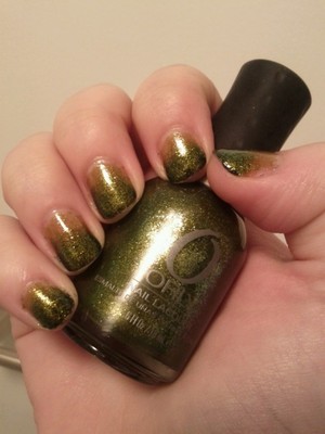 green and gold gradient manicure. this was my christmas manicure.