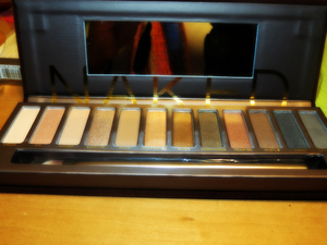 Urban decay Naked palette
http://www.youtube.com/ieshalovesuf21