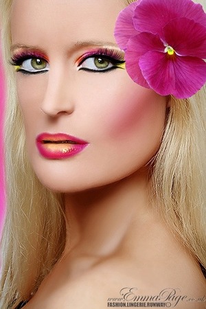 A strong look all round 
Close attention  to bleeding the fuchsia lips to a gold gloss 
A vibrant look
 