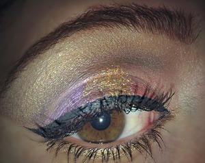 In this make up i've applied some hot pink in the inner corner, some gold glitter in the middle and some violet in the outside corner. In the crease i've blended some dark brown (revlon bedroom eyes in smokin'). Near to the eyebrown i've applied some shimmer white. 