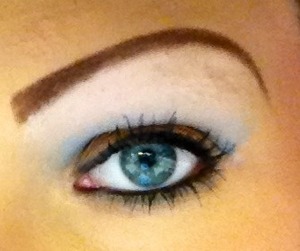Light shimmer blue crease with bronzed lid