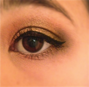 A gorgeous bronze eye with a touch of dark brown.