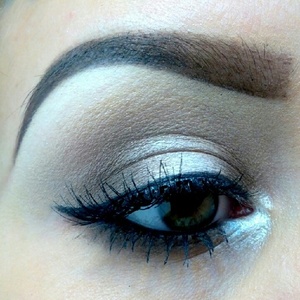 I love doing my eye shadow this style 