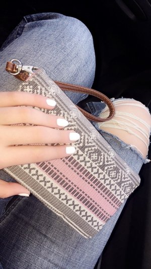 Boyfriend jeans from Abercrombie and wallet from Aeropostale 😌

Nailpolish is white gel envy (Revolution)