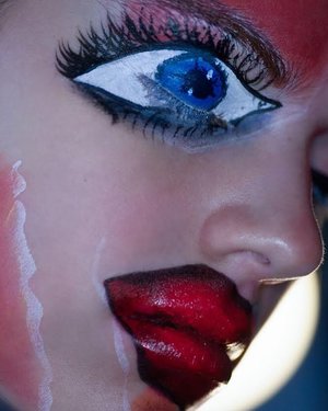 #mood #model #makeupbyme @mehronmakeup #mehron #matchmaker #paris #mua #art #bodyart #portrait #weird #paint #imperfection #artist #paint #beauty #beautyphotographer