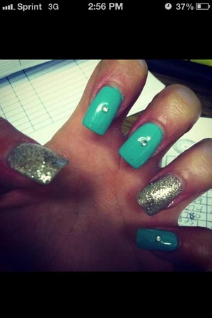 I love the color & design of these nails