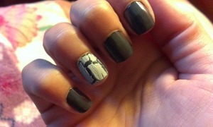 grey nails with matte silver crackle polish 