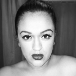 Simple look in black and white with a plum lip