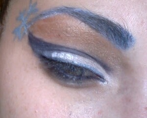 I used white on the lid silver blue as eyeliner dark blue on the crease for a dramatic smokey eye i used baby blue on the brows with a baby blue snow flake i used silver under the brow