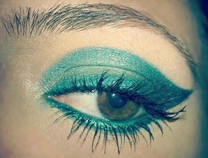 i applied as a base a deep green pencil (ULTIMAII the kohl pencil 05 green) then i applied on a teal shadow (kiko cosmetics) in the edge and a lighter green shadow (sephora)