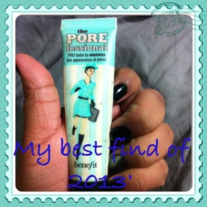 So, here an item i came across this past year that just completely changed what my make up application looked like. I have always had a concern with the size of my pores and tried multiple face primers but none worked the way this Benefit product did. The porefessional has a velvet texture and has a non greasy finish. 