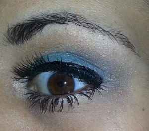A beautiful aqua colored eye look perfect for summer. Mac's Aquadisiac on the outter corners blended into Mac's Mylar on the inner corners of the eye. 