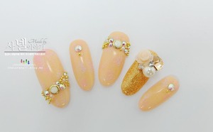 Wedding Nail Art! As a Bride wants to look best form all aspect, I've chosen to make bridal hand more attractive and delicate. Let's have a look! Hope you like them. Enjoy! :D
http://saranail.blogspot.com