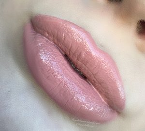One of my favorite glossy lip combinations! This is a mixture of ABH Pure Hollywood, Dose Of Colors Bare With Me and Buxom Samantha gloss--go to lip combo :) http://theyeballqueen.blogspot.com/2016/04/exotic-vibrant-peacock-inspired-smokey.html