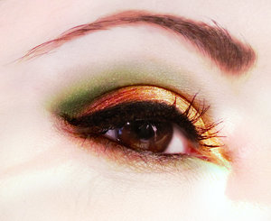 Orange and greens for an autumn-inspired look.
(For this look I used the palette Precious Metals by Blush Professional cosmetics).