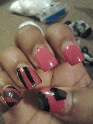 strips nd flowers colors:hot pink;black; and dark gery