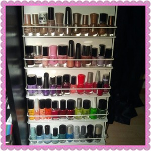 rearranged by colour. without glitter- and effectpolishes, base- and topcoats etc.
its too small for all of them ;-)