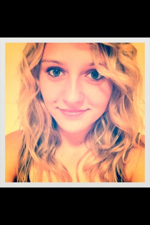 Blonde curled hair, smokey eyes 